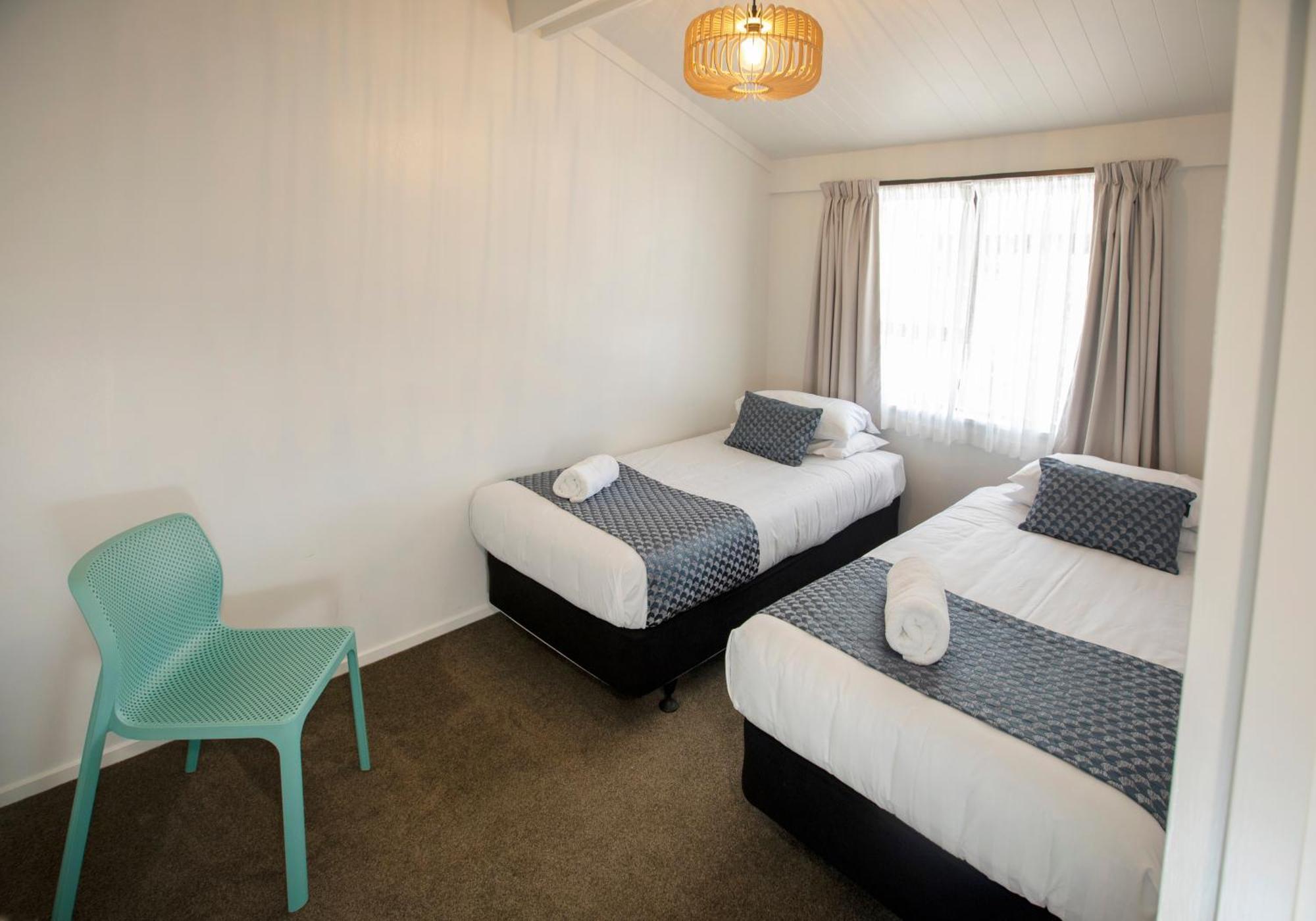 Tahuna Beach Holiday Park Нельсон Номер фото