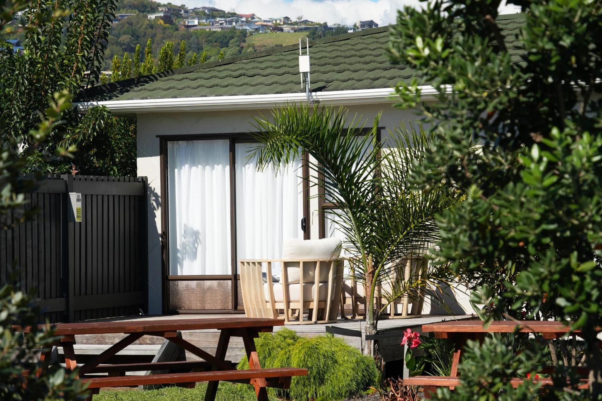 Tahuna Beach Holiday Park Нельсон Номер фото